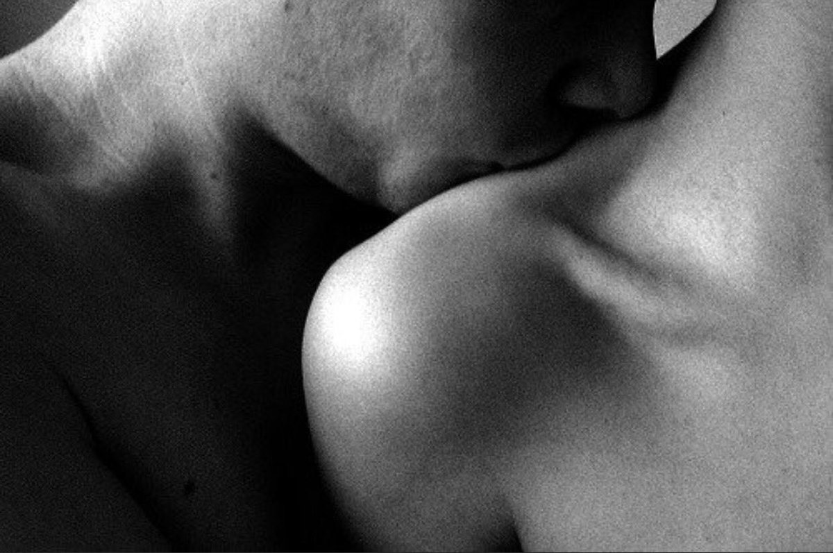 Зачем парень целует мои соски sex
