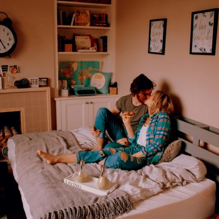Πρωινό στο κρεβάτι· γιατί οι ερωτευμένοι δε νοιάζονται για ψίχουλα