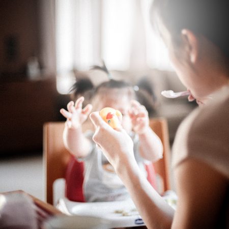 Το να προσλάβεις babysitter δε σημαίνει ότι αδιαφορείς για το παιδί σου