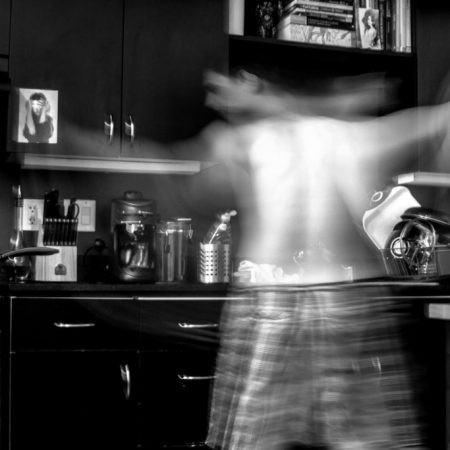 Μάλλον το νοίκι σηκώνεται τα βράδια και το σκάει δεν εξηγείται αλλιώς