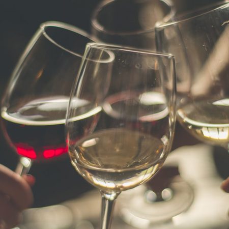 Η ζωή μετά τα 40 γίνεται σαν παλιό καλό κρασί· ωριμάζει και γλυκαίνει