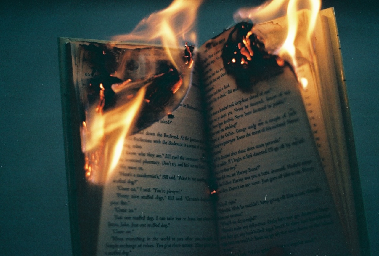 451 градус по фаренгейту по страницам. Горящая книга. Горящие страницы книги. Книга горит Эстетика.
