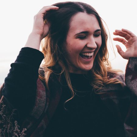 Γελούν δυνατά· ανωριμότητα ή απολαμβάνουν τη ζωή;