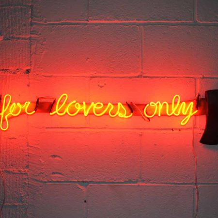 Ποιος ορίζει την ηθική όταν μοιράζεσαι ανάμεσα σε δύο;