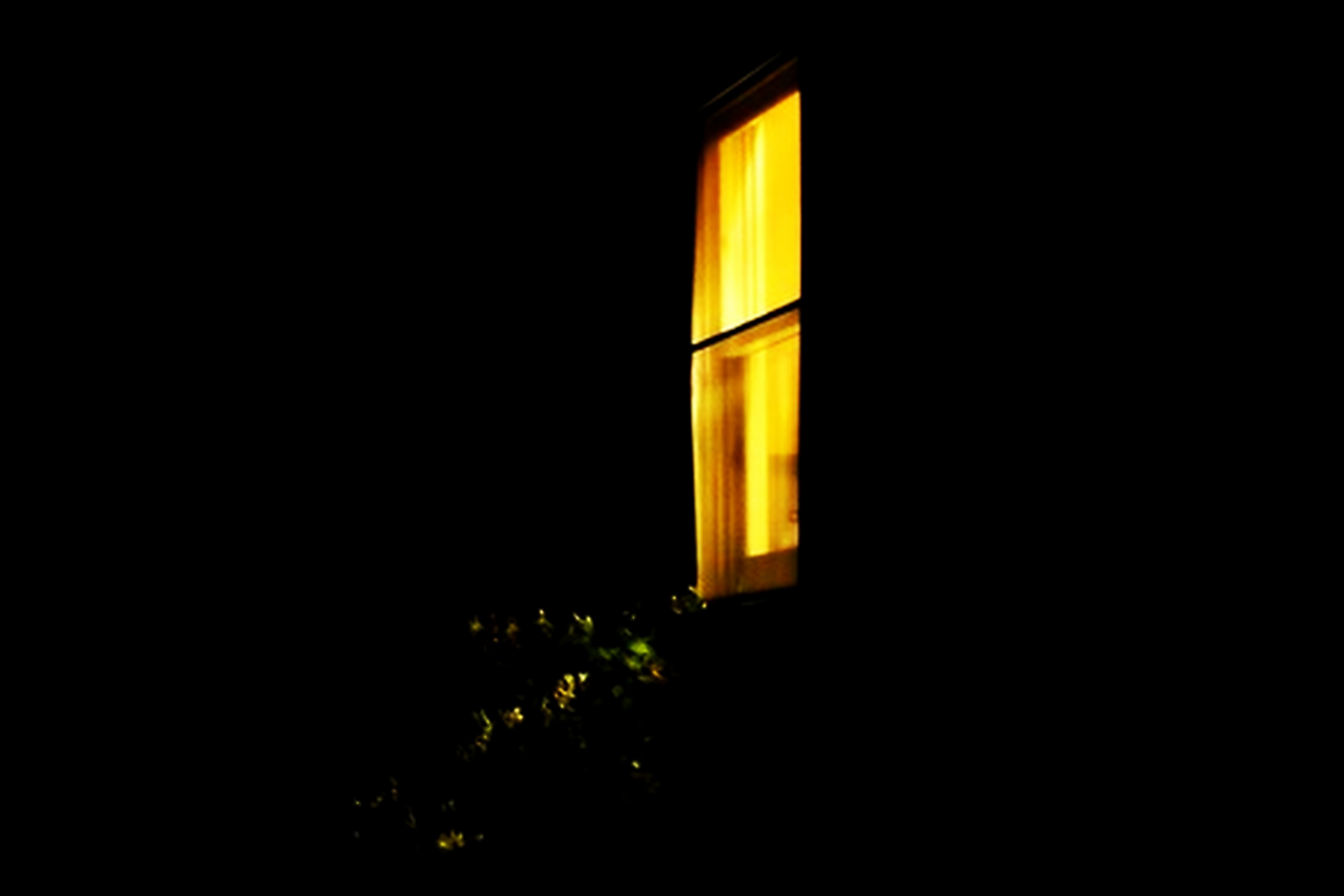 Источник света окно. Ночные окна. Свет в окне. Ночные окна домов. Свет в окне ночью.
