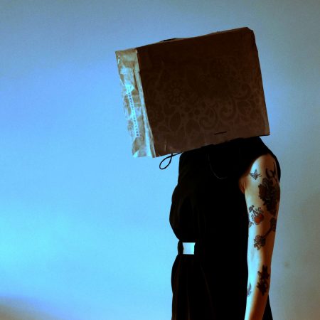 Υπερβολικά επιφυλακτικοί ή αφελείς και συνωμοσιολόγοι;