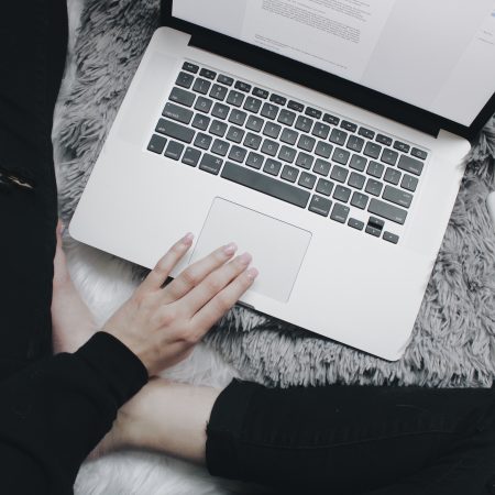 Άντε να εξηγήσεις στους γονείς σου ότι δουλεύεις απ' το σπίτι