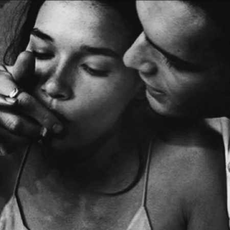 Όσο τα ετερώνυμα έλκονται, τα ομώνυμα κάνουν ήδη τσιγάρο