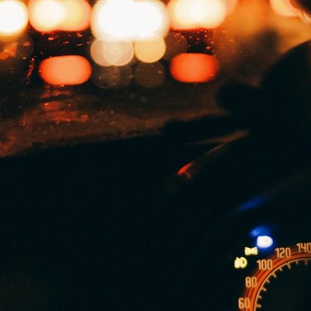 Μεταμεσονύκτιες βόλτες με συντροφιά το τιμόνι