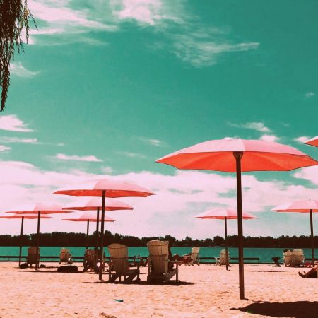 10 έξυπνοι τρόποι να φλερτάρεις στην παραλία