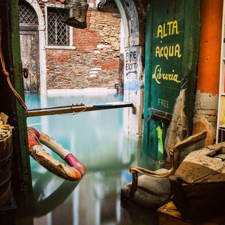 Libreria acqua alta· το μοναδικό υποβρύχιο βιβλιοπωλείο της Βενετίας