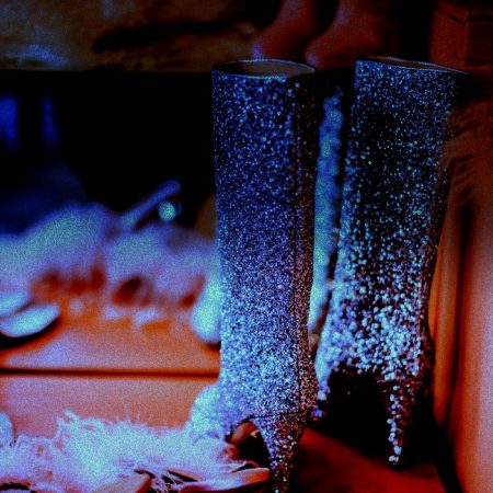 Ένα αγόρι πάνω σε ψηλοτάκουνα