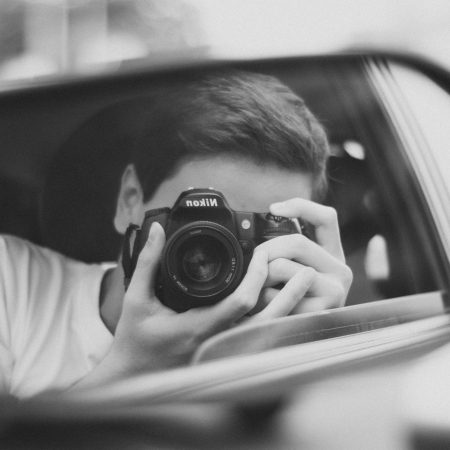 4 λόγοι που στον καθρέφτη δείχνεις διαφορετικός απ' ότι στην κάμερα