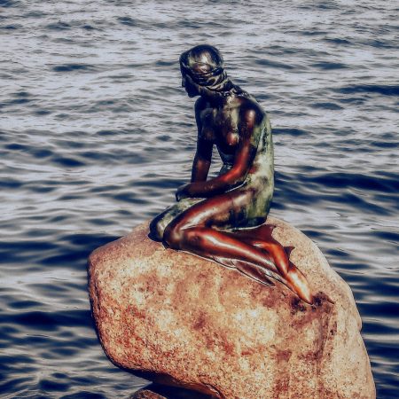 Aπ' τη μικρή γοργόνα στη γοργόνα της Δανίας· ένα απόκοσμο παραμύθι