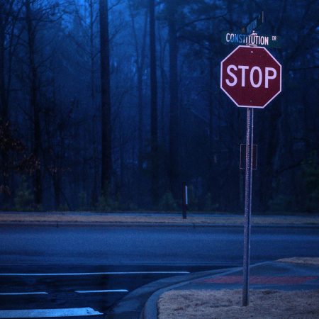 Νομίζεις πως γελάς όποτε κι όπου θέλεις;