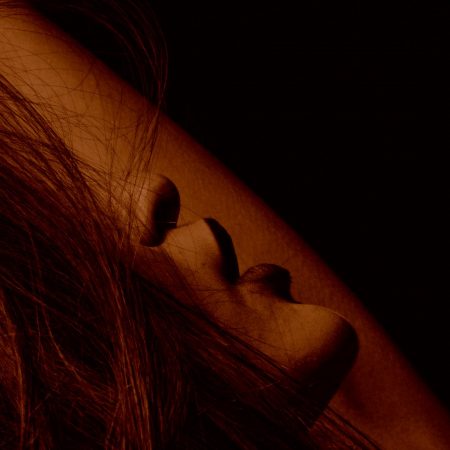 Ο ψίθυρος σε κάνει να τρέμεις πιο πολύ κι απ' το άγγιγμα