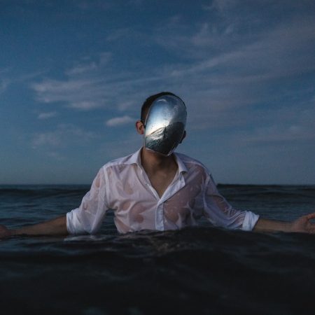 Πίσω από μια περσόνα κρύβουμε όσα νιώθουμε