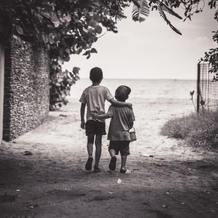 Τα στάδια που γεννιέται η φιλία στα παιδιά