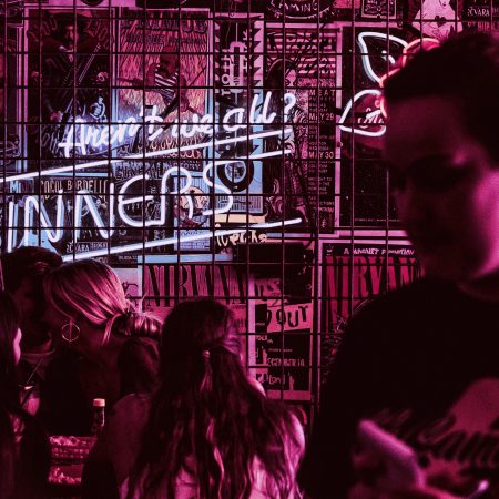 5 θετικά κι αρνητικά του να τραβιέσαι με άτομο στην παρέα σου