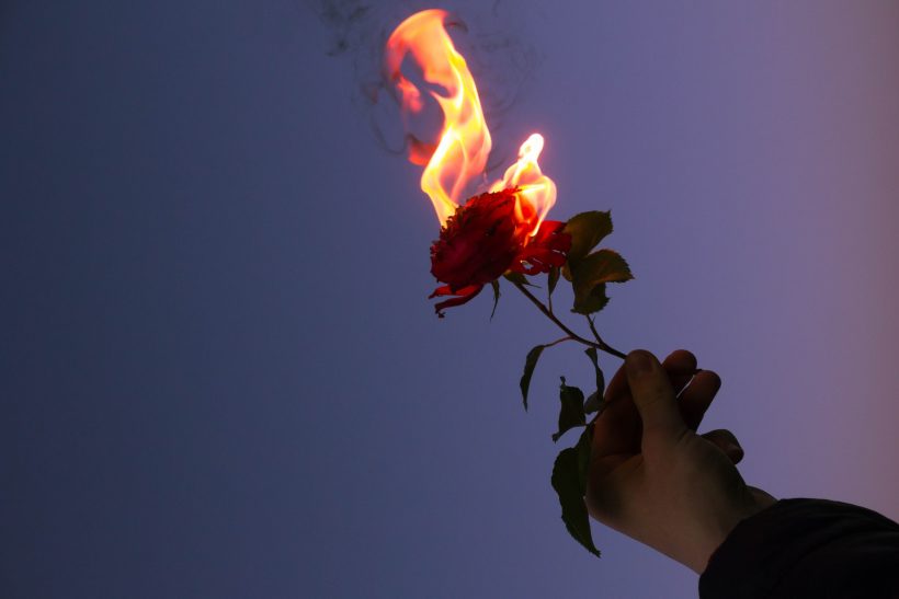 Είσαι αλλού κι είσαι καλά όμως σε τρώει μια παλιά ιστορία
