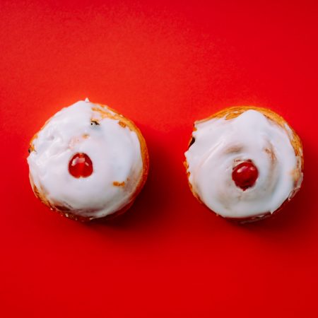 Γιατί συνεχίζουμε με το κρυφτό της γυναικείας θηλής;