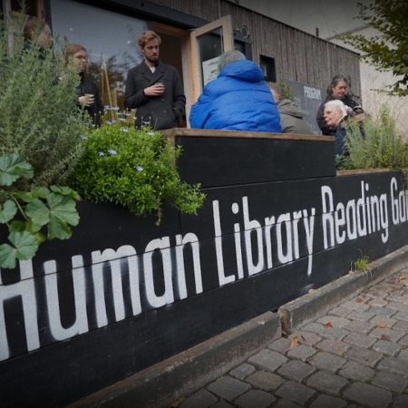 Υπάρχει μια βιβλιοθήκη που μπορείς να διαβάσεις ανθρώπους