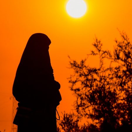 10 γυναίκες διαδηλώνουν απέναντι σε μια στρατιά Ταλιμπάν