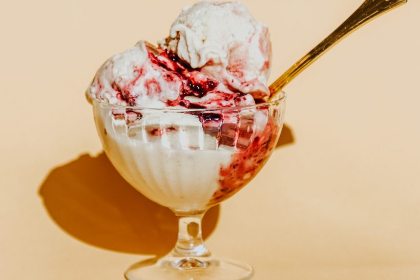 O Ουμπέρτο Έκο μάς μαθαίνει πώς τρώγεται σωστά το «παγωτό»