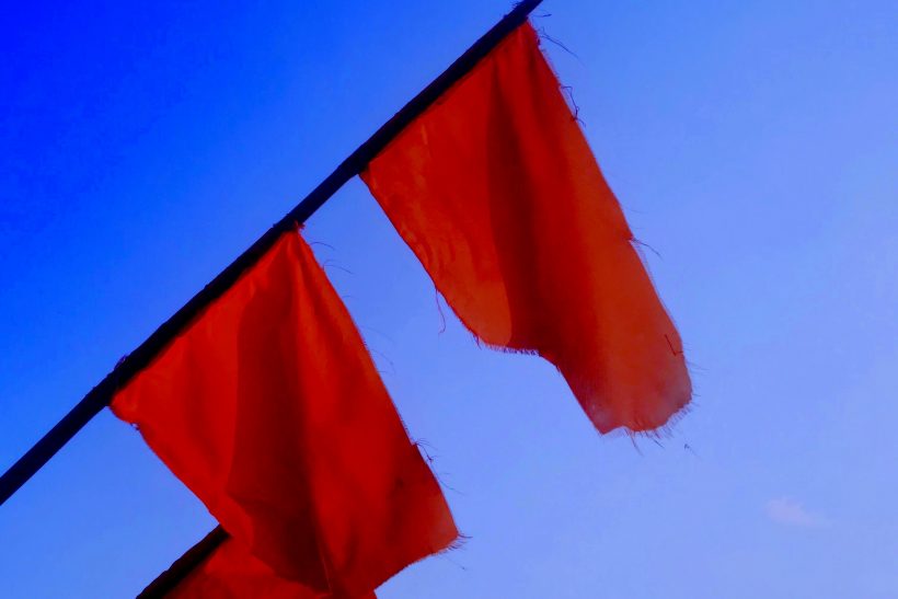 10 red flags που κυματίζουν στις σχέσεις