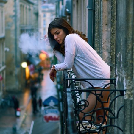 10 τραγούδια για να χαλαρώσεις μ' ένα κρασάκι στο μπαλκόνι