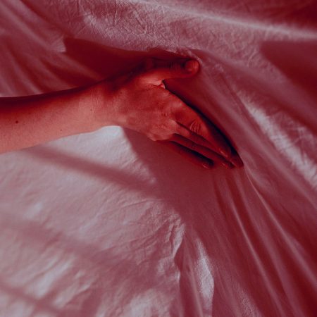 Μπορείς να βρεις μια απιστία απ' τον τρόπο που σ' αγγίζει στο κρεβάτι;