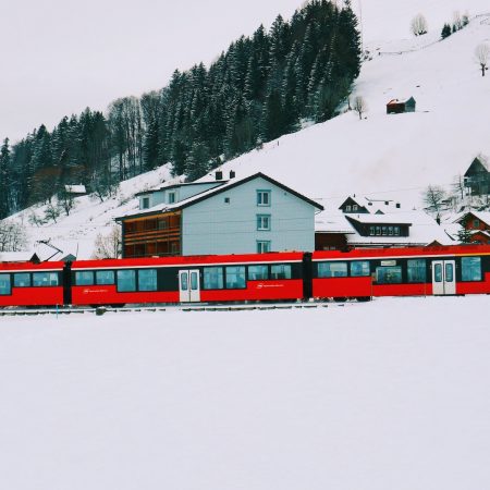 3 διαδρομές με τρένο στις μαγευτικές και χιονισμένες Άλπεις