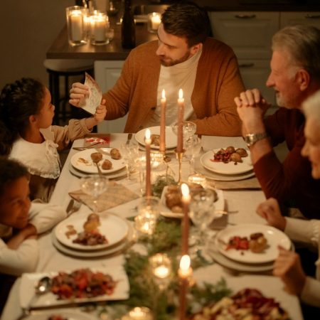 Μαζεύεται η οικογένεια για γιορτές και βγαίνουν τ' άπλυτα στη φόρα