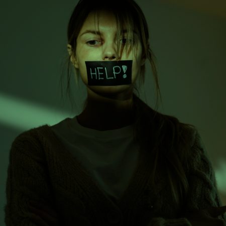 4 εκφράσεις που λέμε στα αγόρια και μετά πιέζουν «ερωτικά» ένα κορίτσι