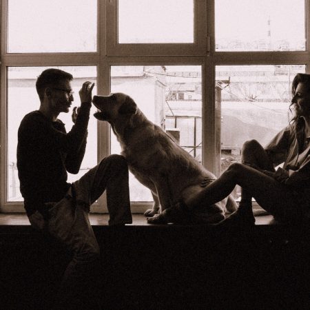 Αφήνοντας το '22 να μη χρωστάμε λεφτά, φιλιά και φροντίδα