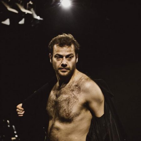 Μας πέφτει λόγος το πού επιλέγει να πει ο Τζιόβας για τη σεξουαλικότητά του;