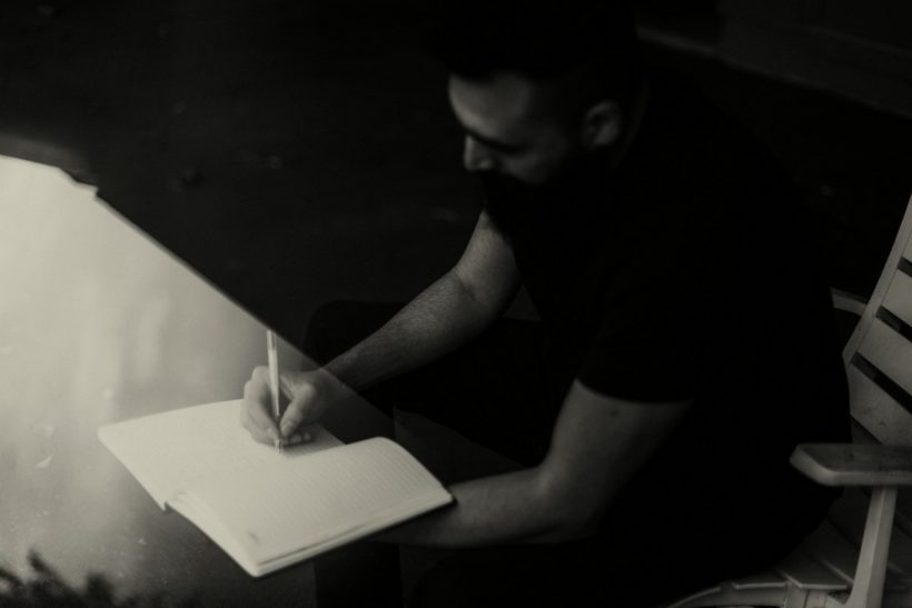 «Μου λείπεις» και «σ' αγαπώ» που δε λέγονται γεμίζουνε λευκές σελίδες