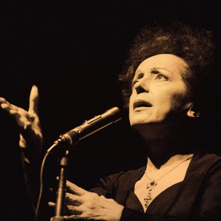 Edith Piaf: Το σπουργίτι με την τραγική ζωή και τη μοναδική φωνή