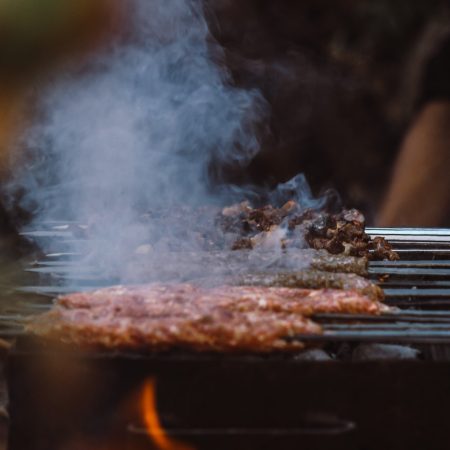 Αν σήμερα δουλεύεις βρήκαμε άλλες 8 χώρες που γιορτάζουν Τσικνοπέμπτη