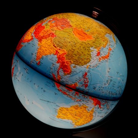 Πώς βλέπουν τα 12 ζώδια τη σχέση από απόσταση