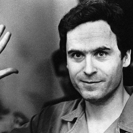 Ted Bundy: Ποια είναι η ιστορία του κατά συρροή δoλoφόνoυ των ΗΠΑ;