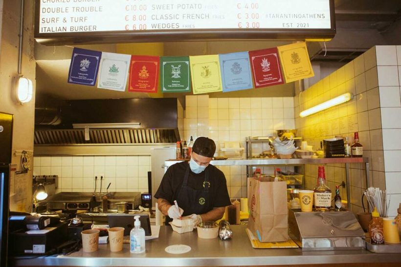 Ελλάδα: Η χώρα που ξεφτιλίζει τον σερβιτόρο για δυο πίκλες