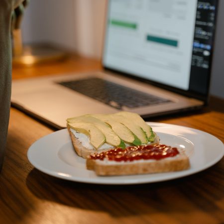 10 σνακς να τσιμπάς όσο δουλεύεις για να μην τρως βλακείες