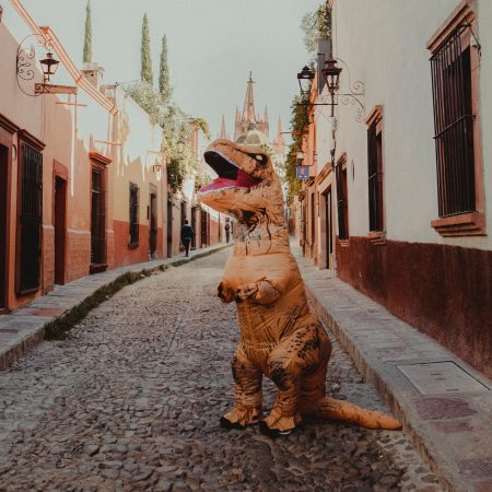 5 άτομα απαντούν στο «αν είχες μια χρονομηχανή σε ποια εποχή θα ταξίδευες;»