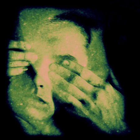 Aπό τη χαραμάδα