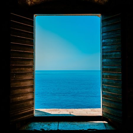 Να χαθούμε σε μια θέα στην Αμοργό ή την Ιθάκη μ' ελληνικό καφέ στο χέρι