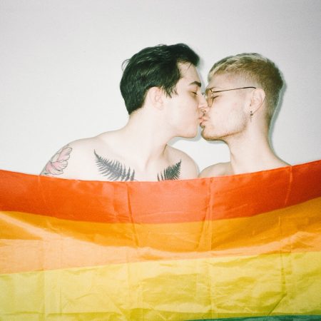 Coming out κι οικογένεια: τα 6 στάδια ως το «είμαι gay»