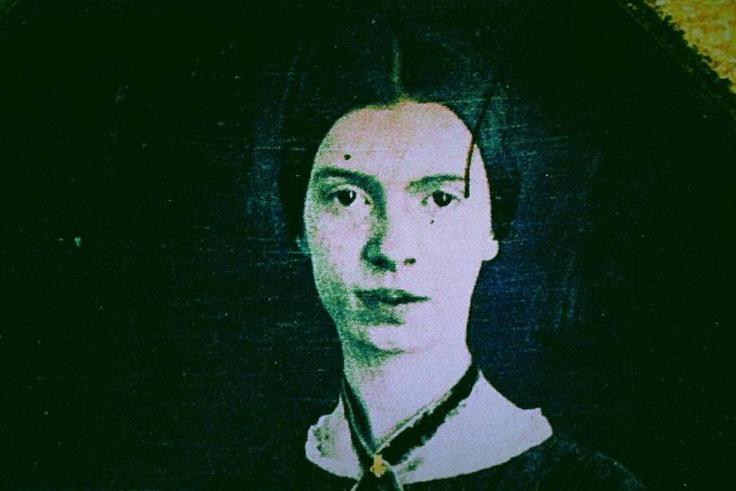 Η μοναχική ζωή κι η συγκλονιστική ποίηση της Emily Dickinson