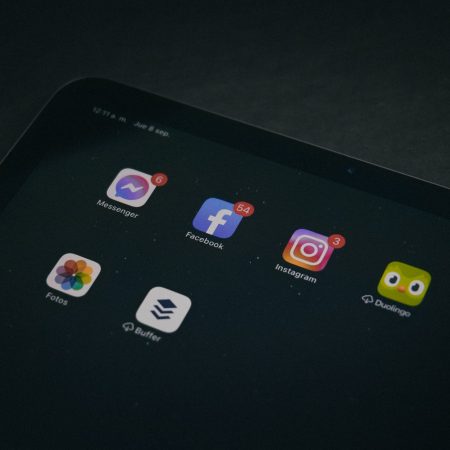 Alert: Σήμερα όποιο προφίλ κατασκοπεύεις στο fb λαμβάνει από σένα αίτημα φιλίας!