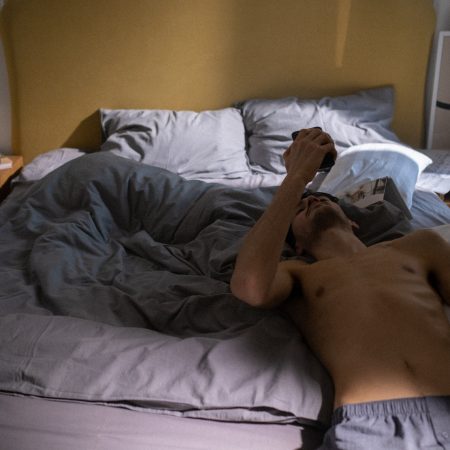 Τι ρόλο παίζει στη σχέση η πλευρά που κοιμόμαστε στο κρεβάτι;